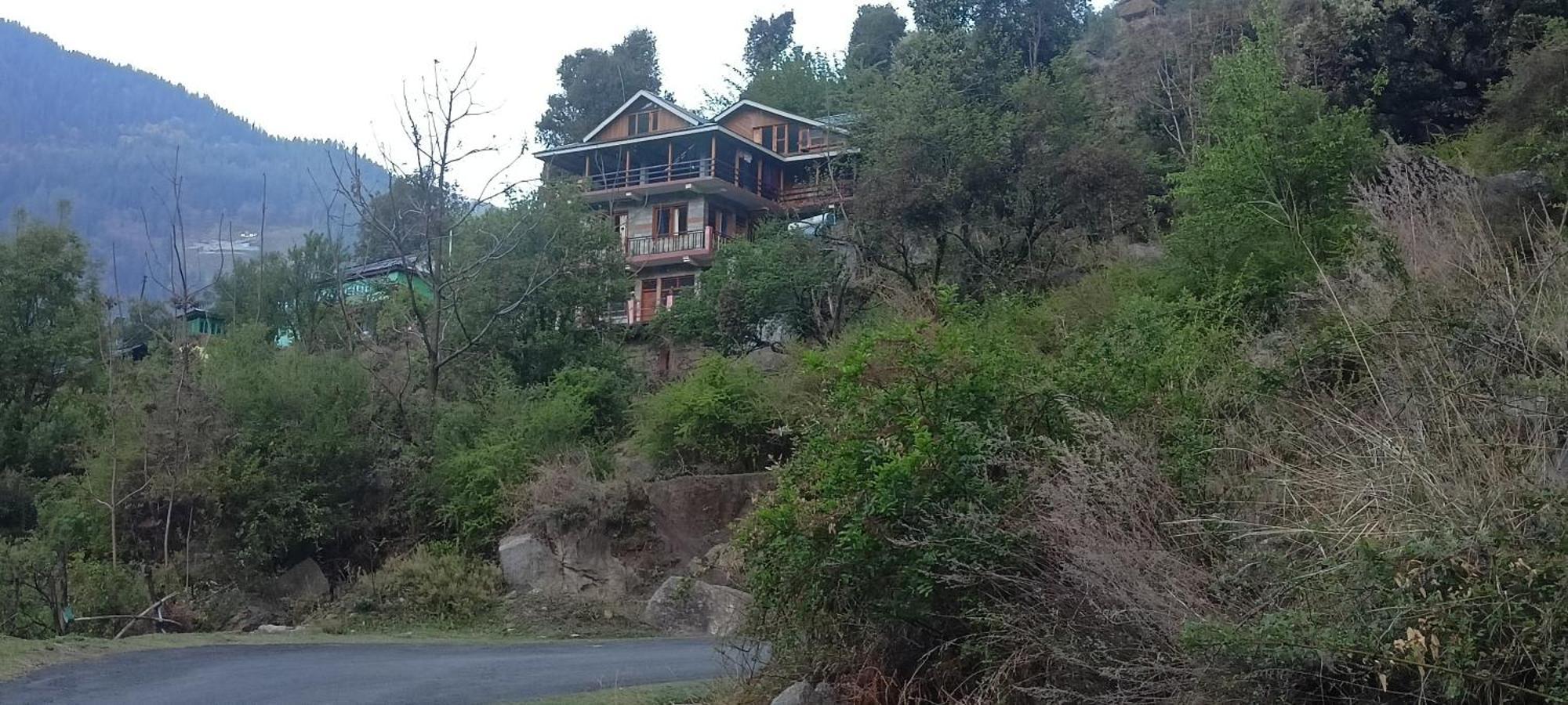 Tirthan Hilltop Home Stay Banjar Ngoại thất bức ảnh